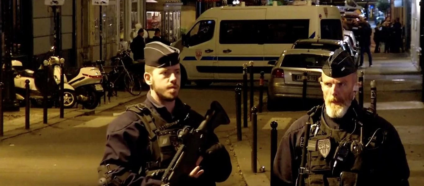 Φρίκη στο Παρίσι: Εξτρεμιστής μουσουλμάνος αποκεφάλισε δάσκαλο σε σχολείο φωνάζοντας «Aλαχού Aκμπαρ»